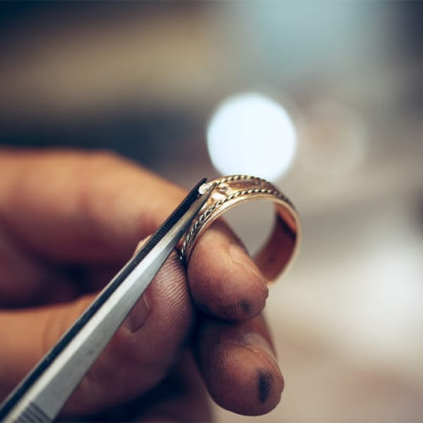 Custom vs. Ready - Made Engagement Rings: Costs Compared