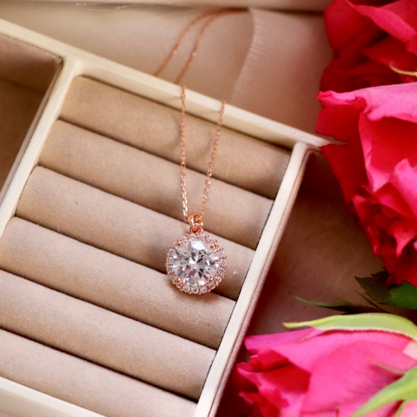 ULTIMATE DIAMOND NECKLACE BUYING GUIDE                                        