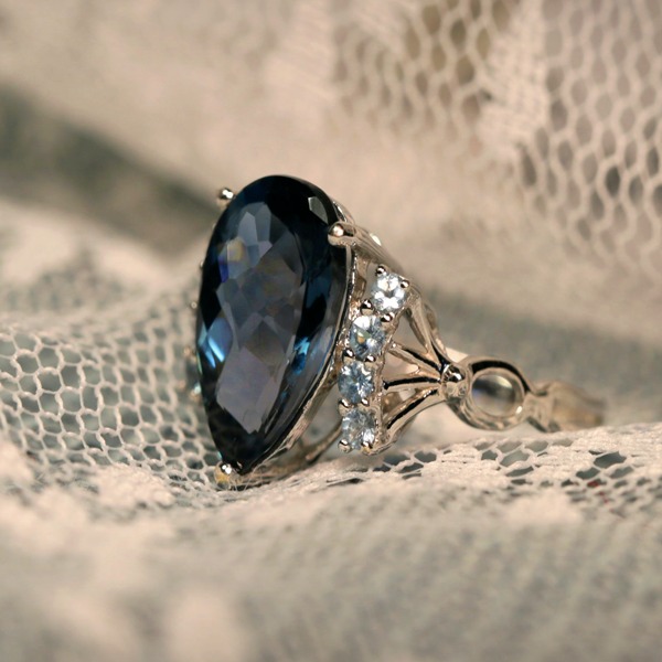 Your Guide To Topaz Birthstones                